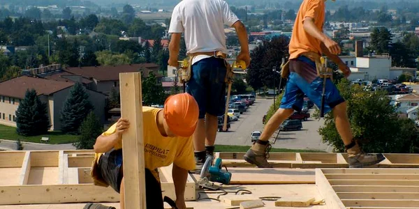 Aproape 50 de muncitori au fost prinşi, luna trecută,  lucrând la negru, mulţi dintre ei în domeniul construcţiilor