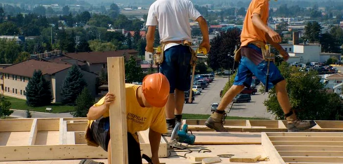 Aproape 50 de muncitori au fost prinşi, luna trecută,  lucrând la negru, mulţi dintre ei în domeniul construcţiilor