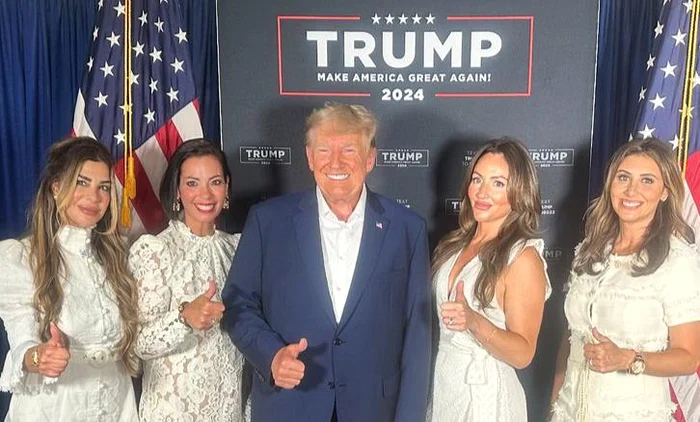 Siggy Flicker (stânga) și alte susținătoare ibfocate ale lui T/ FOTO: twitter.com/siggyflicker/