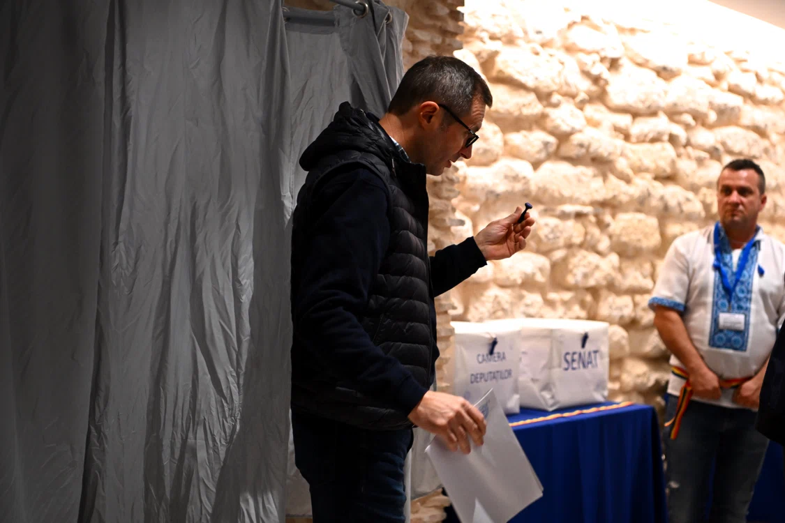 Peste 382.000 de români au votat până la ora 14.00. Foto Inquam Photos/Alex Nicodim