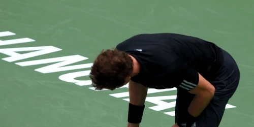 Andy Murray rupe racheta în timpul meciului împotriva lui David Ferrer la turneul Shanghai Rolex Masters de pe stdionul Zi Zhong în Shanghai China FOTO Guliver/Getty images