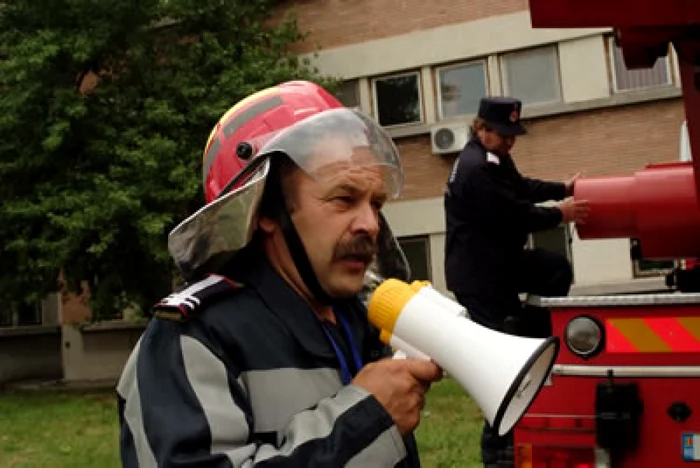 Comandantul Ionel Drobotă participă la toate intervenţiile dificile ale pompierilor roşioreni foto: Claudiu Dumitrache