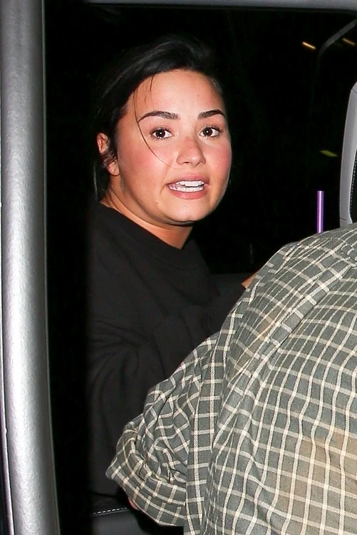 Demi Lovato are 26 de ani și suferă de depresie severă, e nemulțumită de felul cum arată, e anorexică și are imboldul de a se automutila