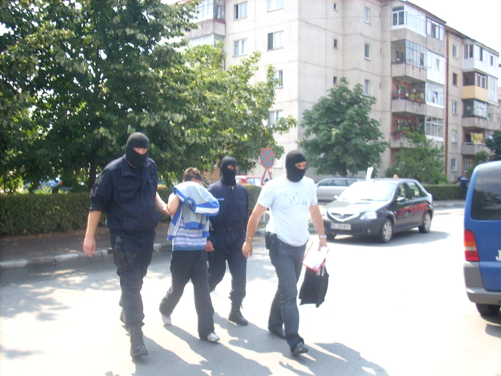 Valceni urmariti international pentru trafic de persoane in Franta si infractiuni informatice in Ungaria (arhiva)