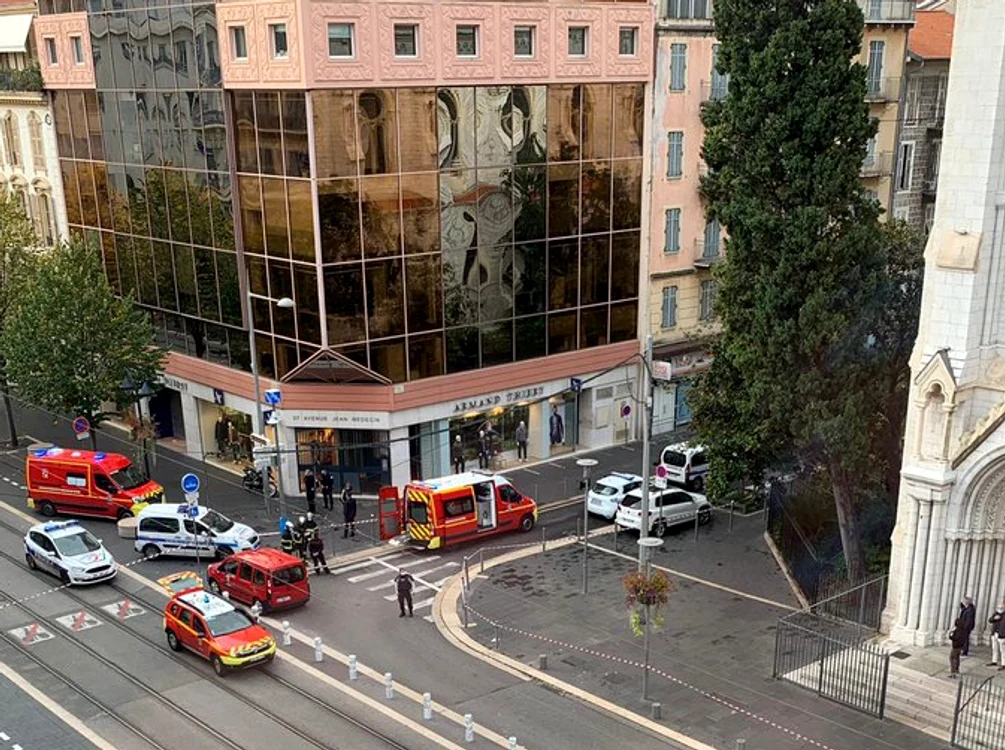 
    Polițiștii intervin la fața locului. O persoană ar fi fost decapitată în interiorul lăcașului de cult Sursă foto: Twitter  