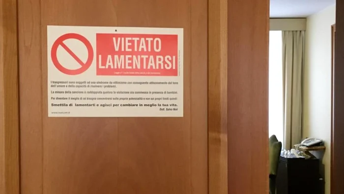 Pancarta cu mesajul lamentarea este interzisa lipita de usa Papei Francisc FOTO Vatican Insider
