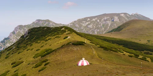 Refugiul Șaua Țigănești. FOTO hoinarind-prin-romania.fotoiustin.ro 