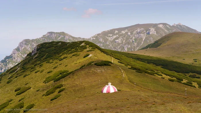 Refugiul Șaua Țigănești. FOTO hoinarind-prin-romania.fotoiustin.ro