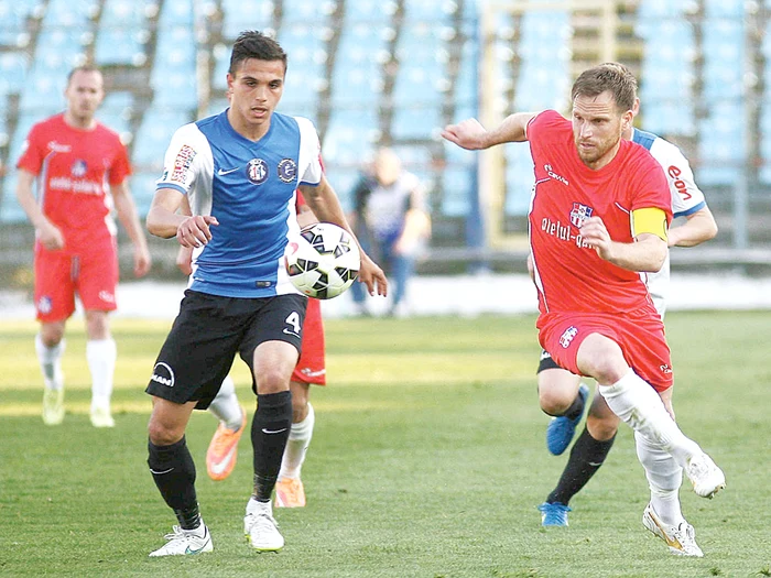 
    Cernat joacă la Oţelul cum o făcea în tinereţeFoto: Mediafax  