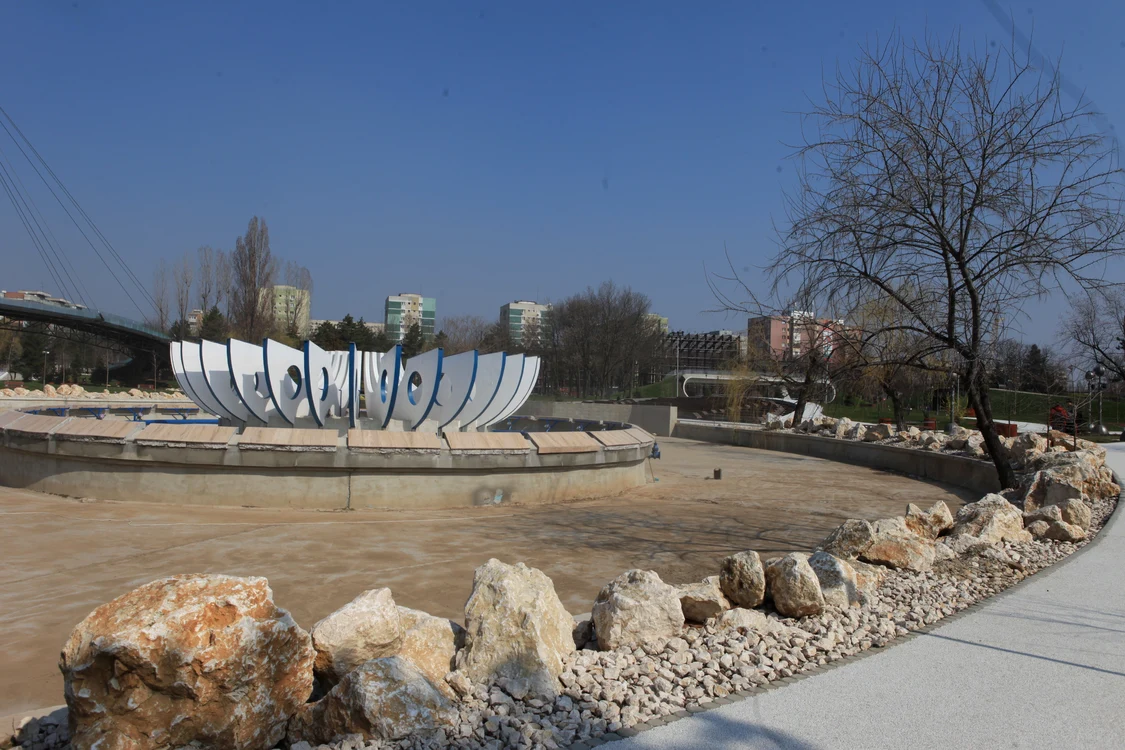 Au fost refăcute malurile lacului și fântâna arteziană din mijloc