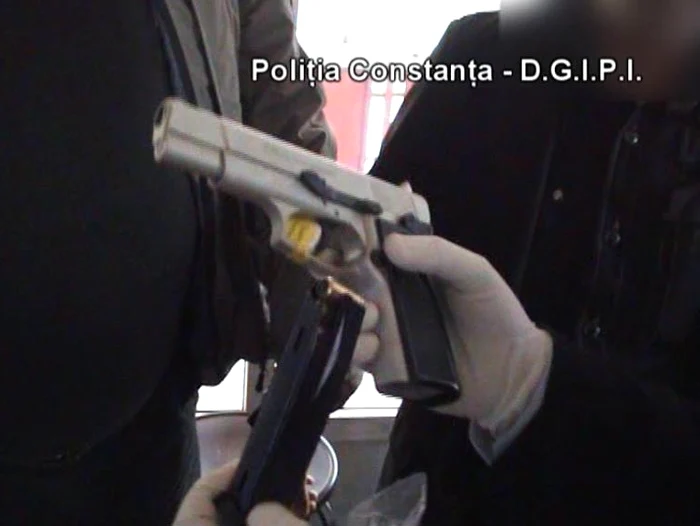 Arma a fost confiscată de poliţişti 