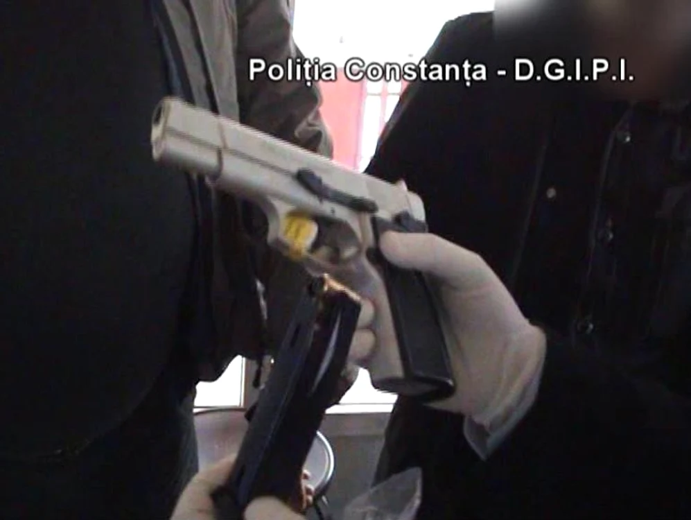 Arma a fost confiscată de poliţişti 
