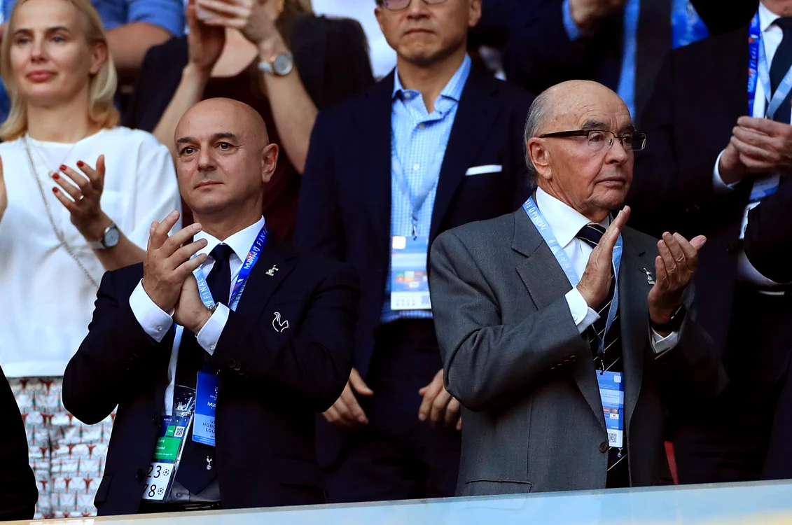 Joe Lewis (dreapta), alături de Daniel Levy, urmărind un meci al echipei sale. FOTO: Profimedia