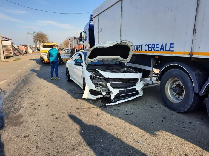 Maşina condusă de tânăra de 22 ani a fost lovită de primul autoturism şi proiectată în tir FOTO: martor