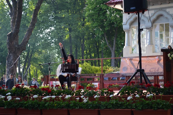 Zoia Alecu a susţinut un recital pe scena din Parcul Copou foto Simona VOICU