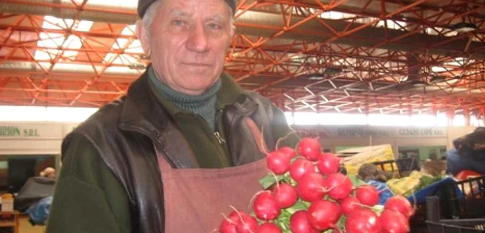 Ivan Davidov vinde pietrenilor legume de seră din Târgu Frumos 