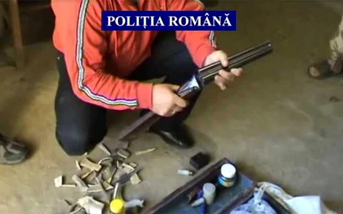 Poliţiştii au găsit la domiciliul bărbatului din Gălbinaşi o armă de vânătoare FOTO: IPJ Buzău