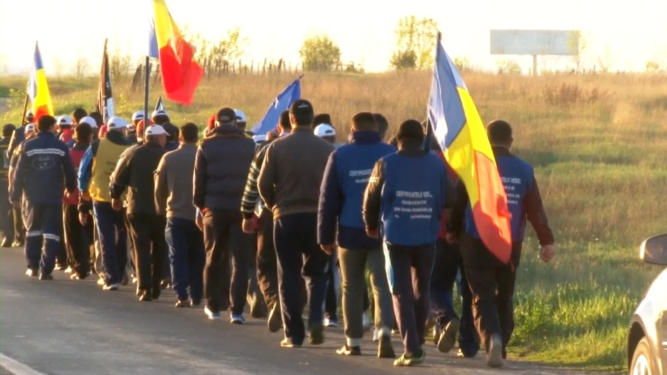 În localităţile prin care au trecut, minerii au fost întâmpinaţi cu căldură de oameni, care le-au oferit apă, alimente şi chiar bani FOTO Ionuţ Dima