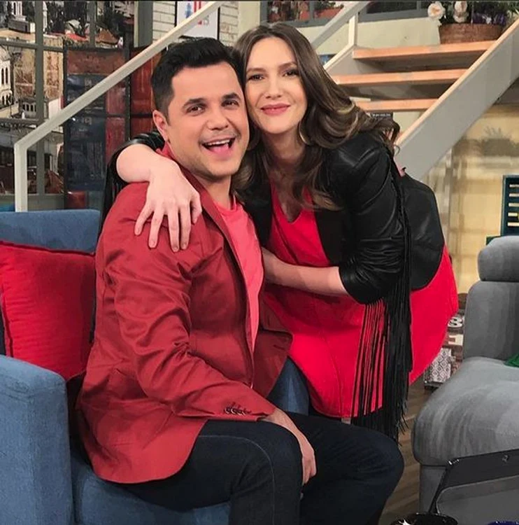 Adela Popescu și Cove nu vor mai prezenta împreună pentru o perioadă 