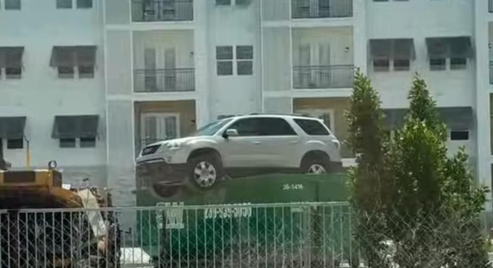 Un  SUV parcat deasupra unui tomberon în Statele Unite a născut controverse. Cum a ajuns acolo