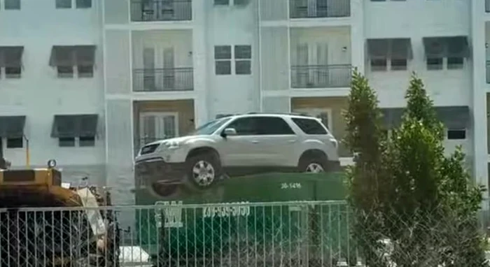 Mașina a fost parcată pe un tomberon FOTO: Captură video