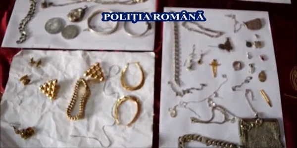 Bijuterii furate din Franţa de tâlhari vâlceni Foto captură video