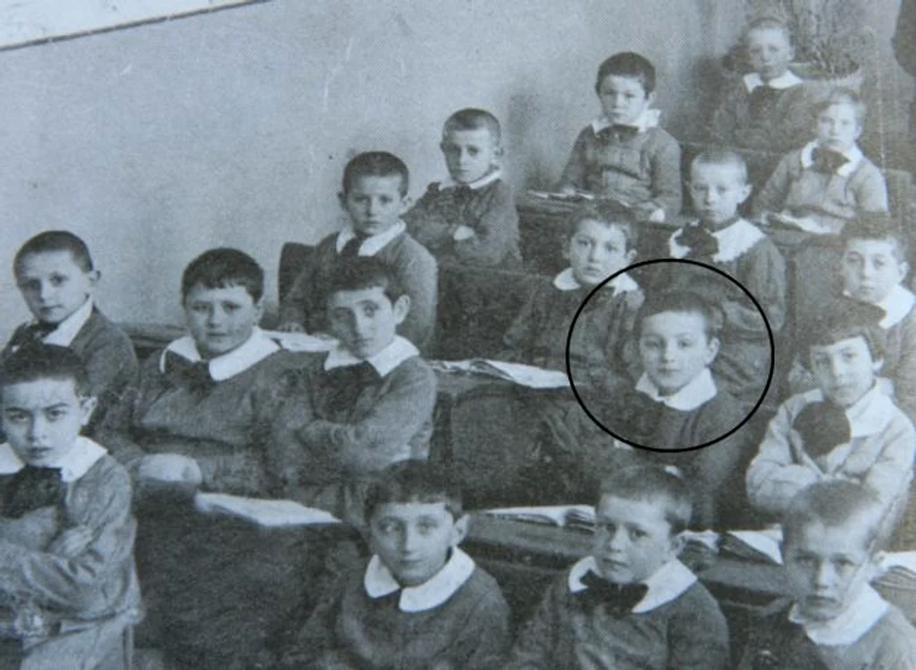 Când era elev, Solomon a întâmpinat numeroase dificultăți