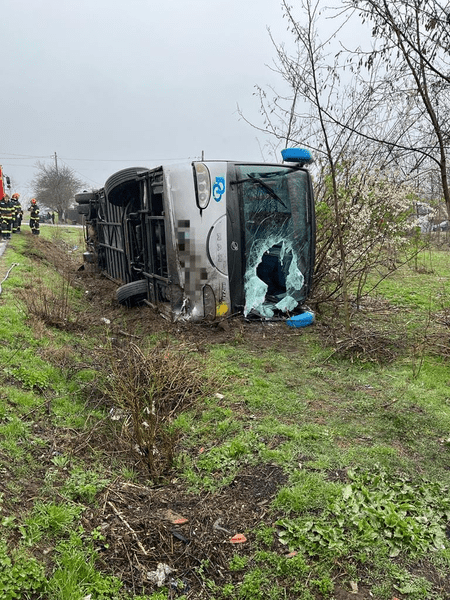 Un autocar s-a răsturnat în Ialomița. 11 persoane au fost monitorizate de echipajele medicale
