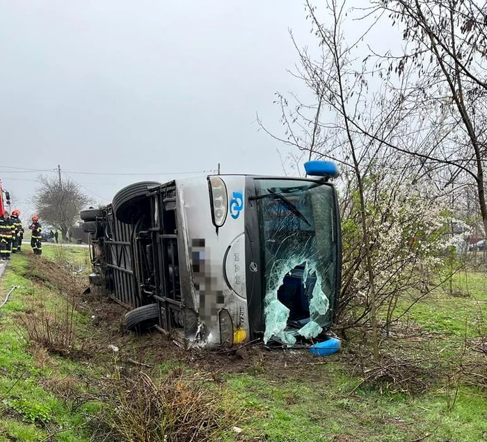 Autocarul s-a răsturnat. Sursa foto: ISU Călărași