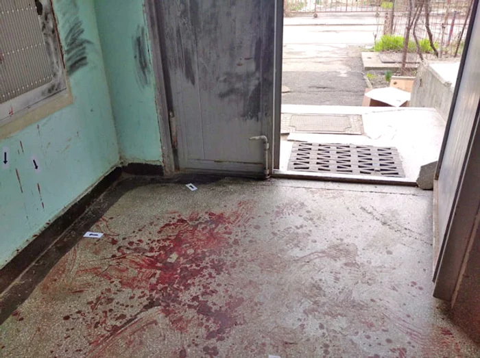 Pete de sânge în  scara blocului de  pe strada Alecu  Russo din Bacău