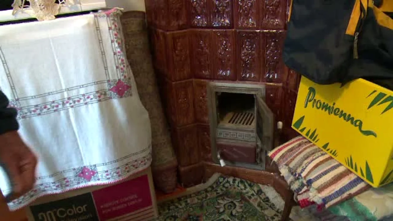 O familie cheltuieşte aproximativ 12.000 de lei în fiecare iarnă pentru a-şi încălzi locuinţa cu lemne şi cărbune. FOTO Adevărul