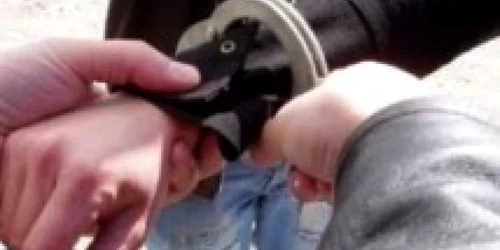 Poliţiştii i-au încătuşat pe criminali