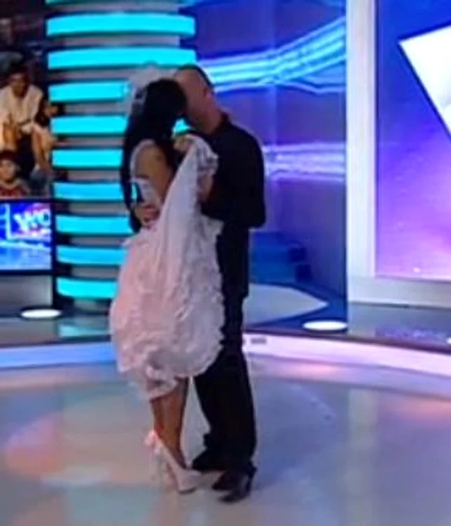 Roxana şi Victor au reprodus valsul miresei în platoul Kanal D (captură: Kanal D)