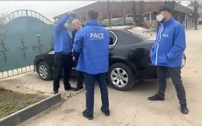 Momentul în care trei activişti ai PACE s-au apropiat de Tudor Tutunaru şi l-au stropit pe faţă cu verde de briliant.