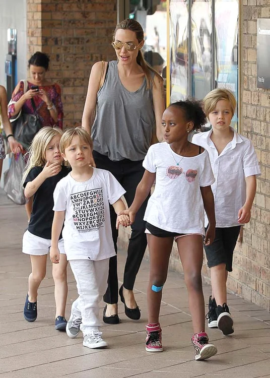 Angelina Jolie a făcut acest pas pentru binele familiei. Aici, împreună cu gemenii Vivienne şi Knox, Shiloh şi Zahara