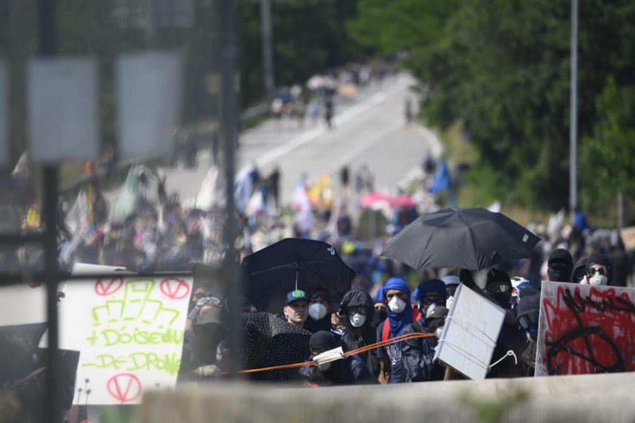 12 polițiști francezi, răniți într-un conflict cu protestatarii care se opun legăturii feroviare din Alpi