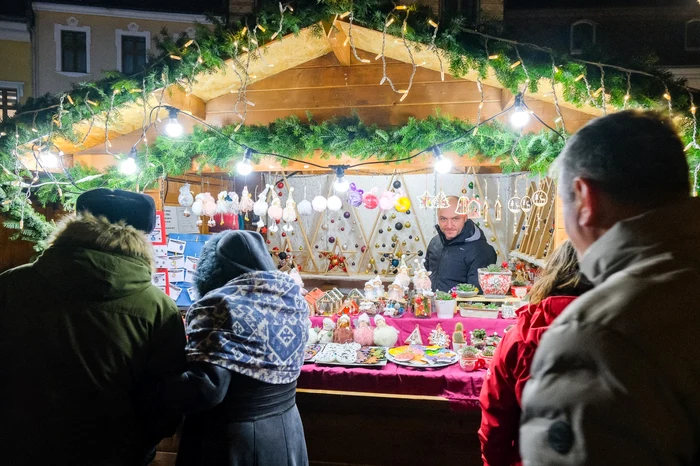 Târgul de Crăciun, Piața Sfatului și strada Republicii FOTO Primăria Brașov