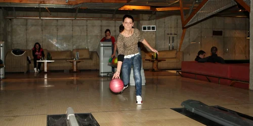 Tot mai mulţi tineri aleg să-şi petreacă timpul liber în sălile de bowling, Foto: Stelian Grăjdan