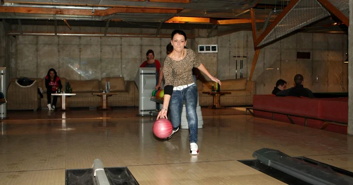 Tot mai mulţi tineri aleg să-şi petreacă timpul liber în sălile de bowling, Foto: Stelian Grăjdan