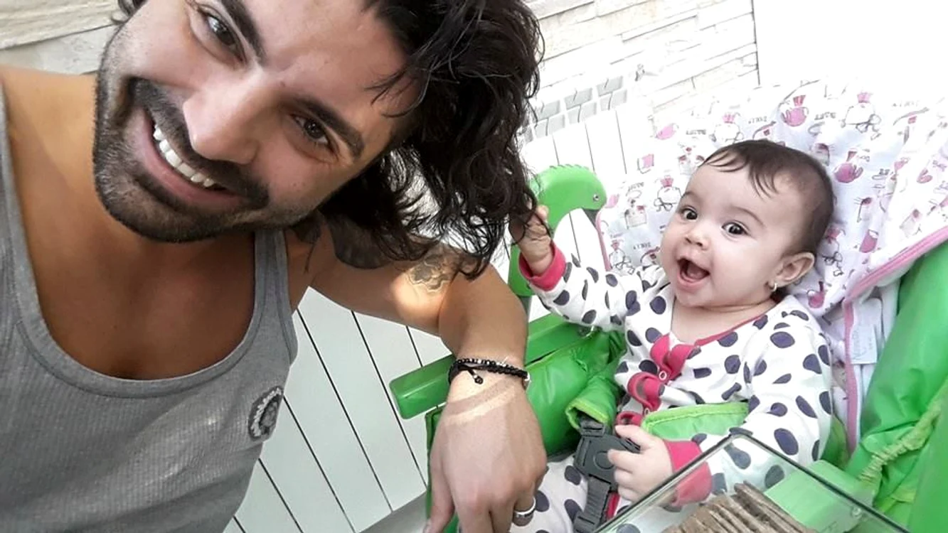 Artistul s-a trezit că micuţa nu vrea să-i mai dea drumul la păr