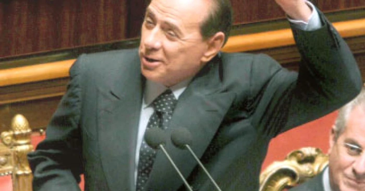 Berlusconi  se dă iar  în spectacol