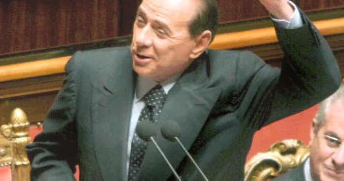 Berlusconi  se dă iar  în spectacol