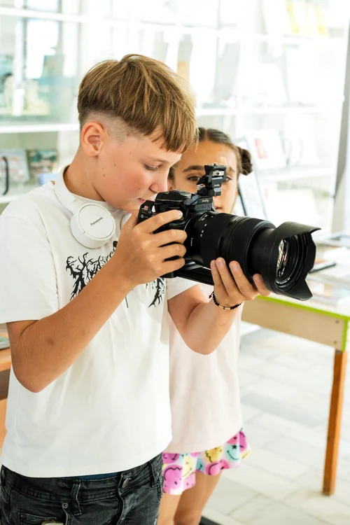 Și adulții și copiii pot urma cursuri de artă fotografică FOTO: Viki Bărbuia
