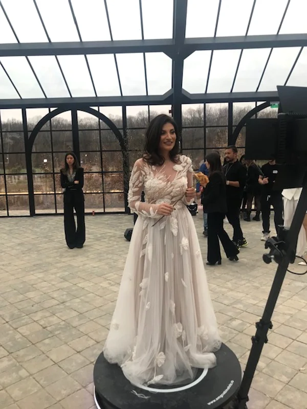 Ioana Ginghină a probat rochia de mireasă Foto: Alina Erimia 