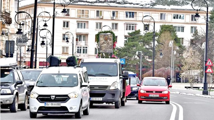 
    Patriarhul Daniel va sluji aici până ce medicii vor anunța sfârșitul pandemiei de coronavirusFotografii: basilica.ro/crestinortodox.ro/ craiovaforum.ro  