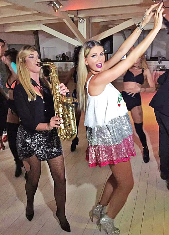 Andreea Bănică, gravidă în opt luni, dansează în draci, cocoţată pe tocuri