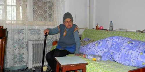 Constantina Luţu se încălzeşte cu sticle cu apă, pe care le ţine pe lângă ea ca să nu îngheţe