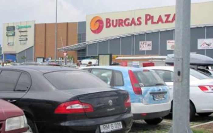 Maşina de serviciu a başkanului Găgăuziei a fost surprinsă în faţa unui mall bulgar FOTO: publika.md