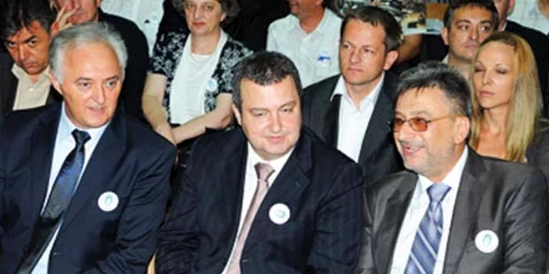 Radiša Dragojevic (stânga) şi ministrul sârb de Interne, Ivica Dacic, sunt artizanii anchetării abuzive a peste 300 de români