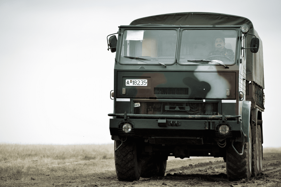 Convoi militar cu opt camioane, implicat într-un grav accident rutier în Ialomița. Doi militari, duși la spital